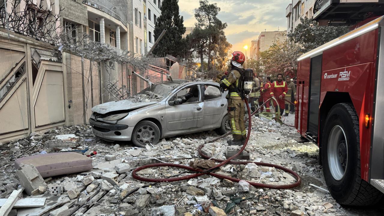 Destrucción en una calle de Teherán tras un bombardeo israelí.