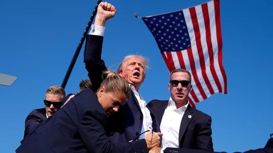 Trump, con la mejilla ensangrentada, es retirado por los agentes del escenario de Butler.