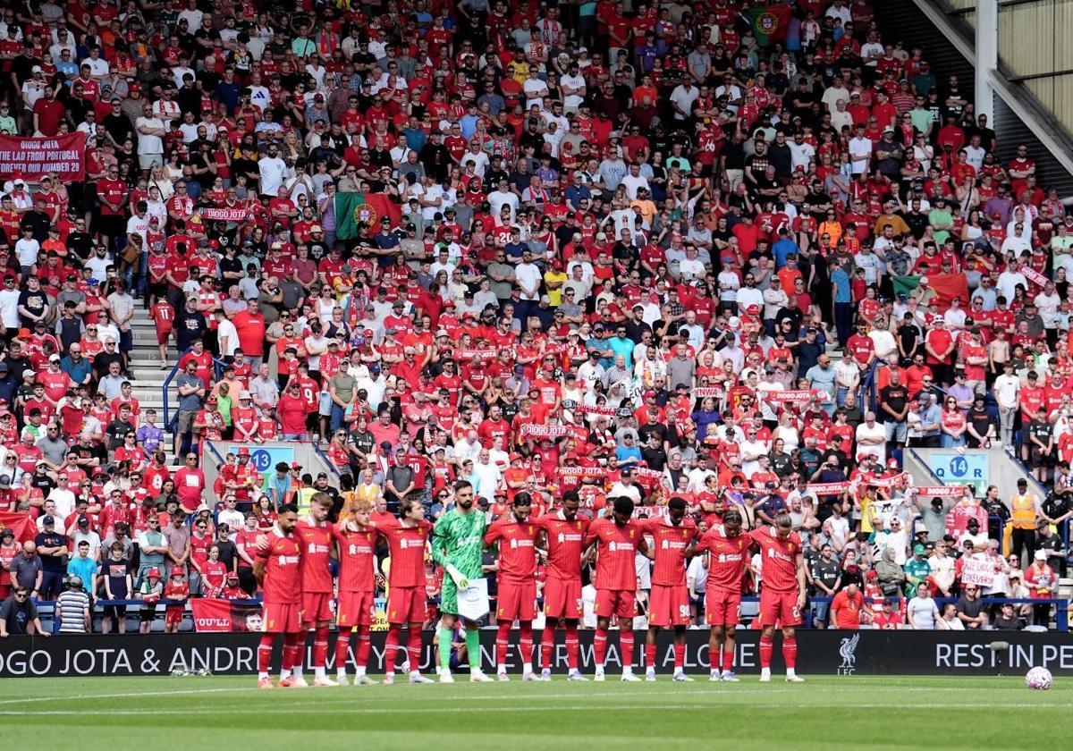 Image of the solemn minute of silence.