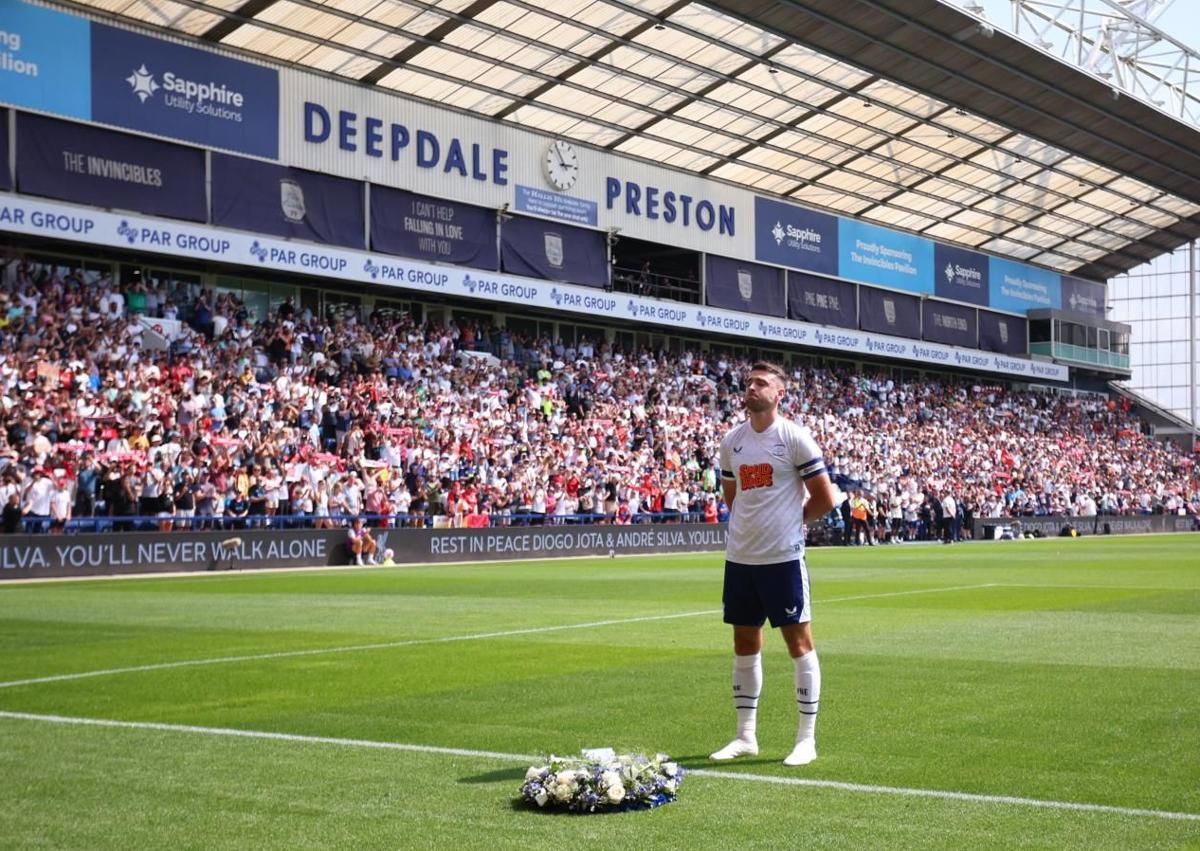 Imagen secundaria 1 - Tears and Deep Emotion at Liverpool's Tribute to Diogo Jota in First Match After His Passing