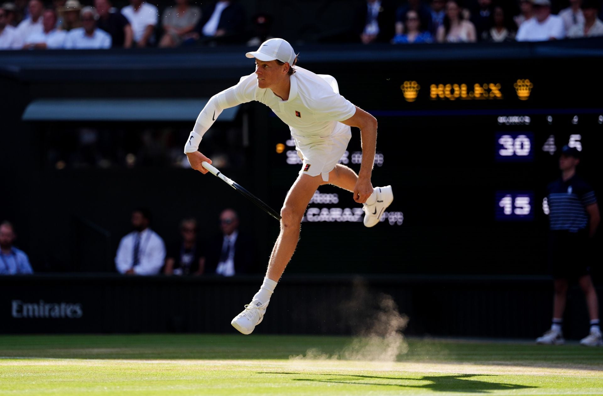 Jannik Sinner vuela en una de las espectaculares acciones que deparó el partido.