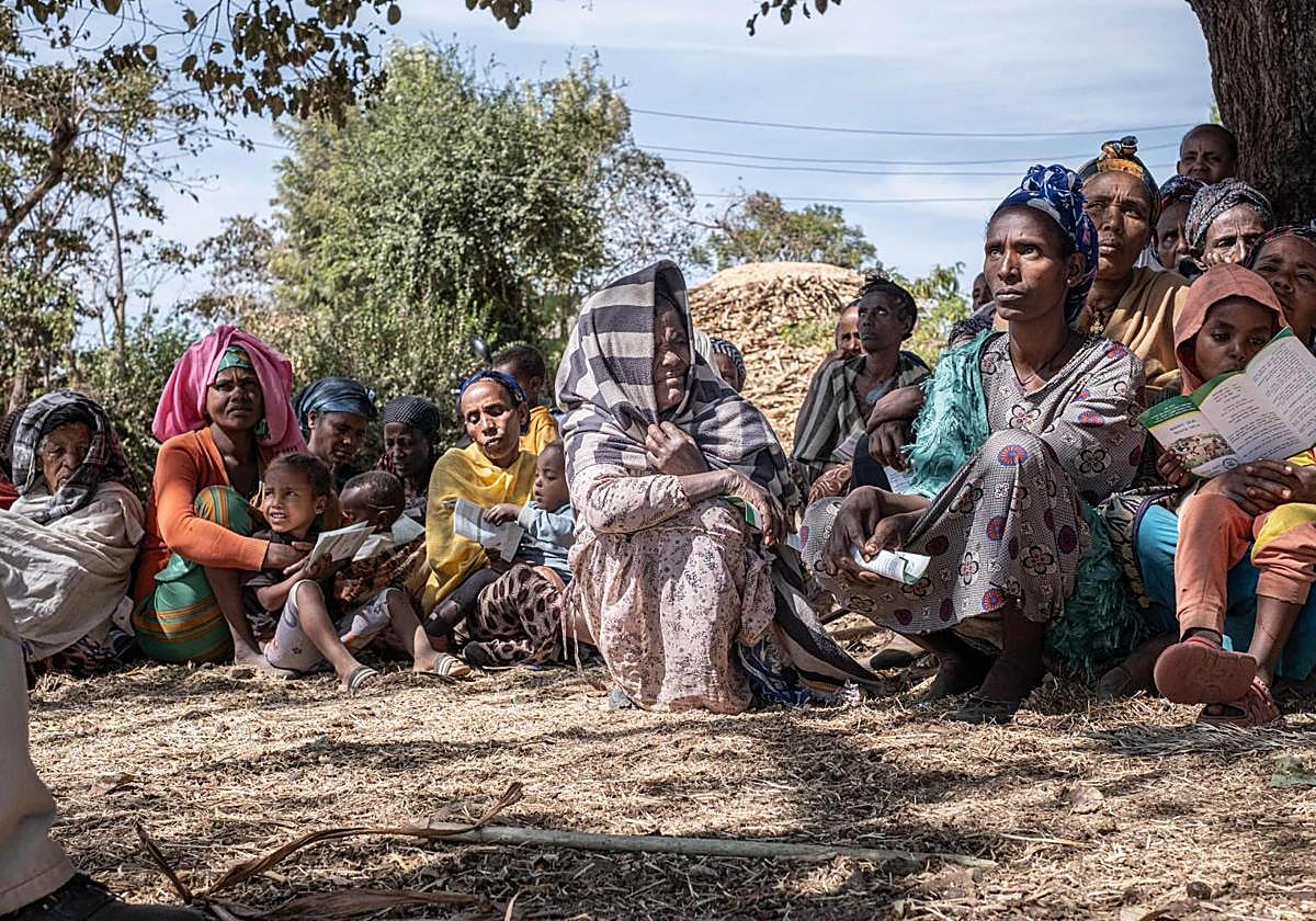 Habitantes de una aldea de Etiopía Marco Simoncelli