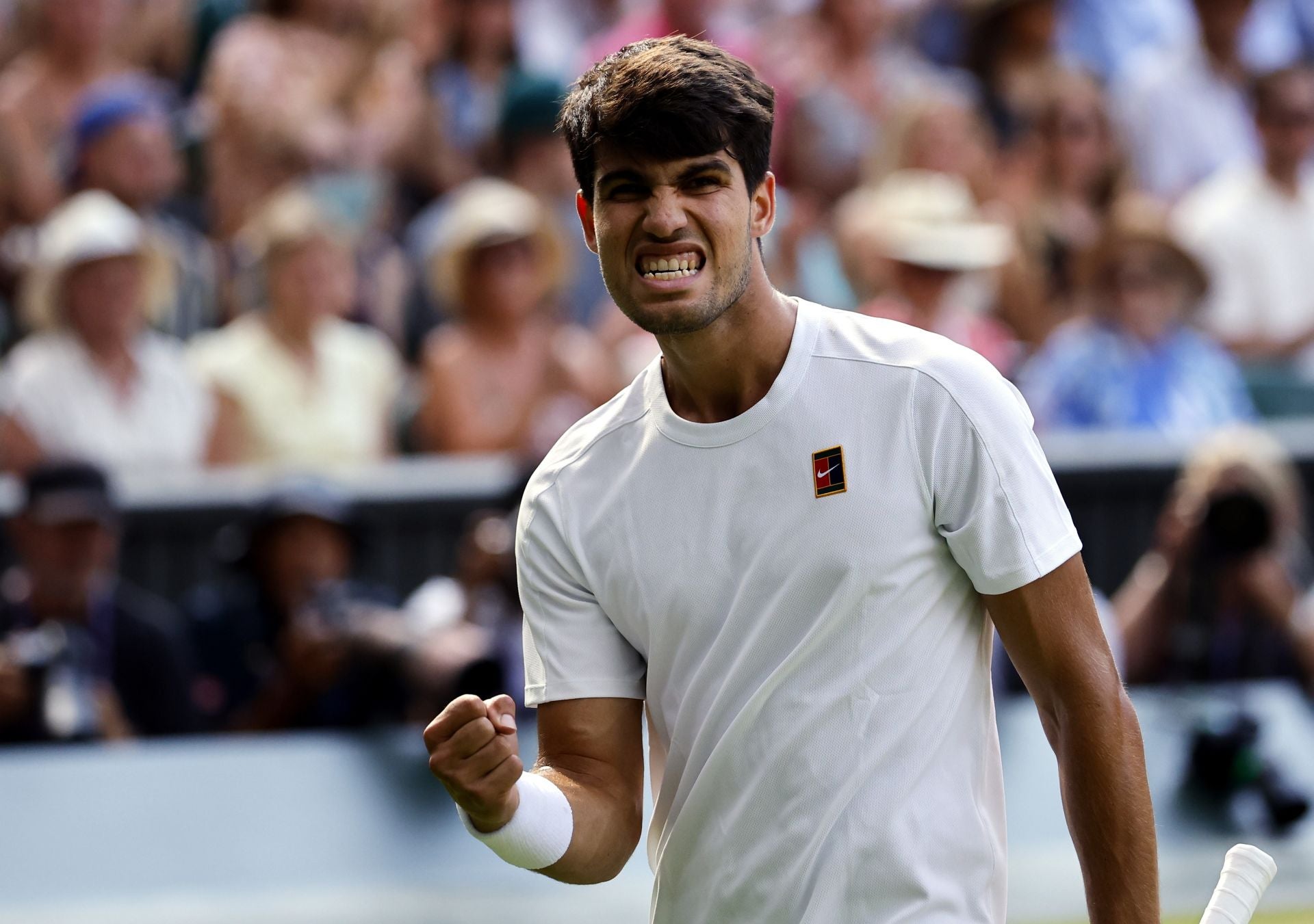 Carlos Alcaraz celebra la consecución de un punto durante la final de Wimbledon ante Jannik Sinner.