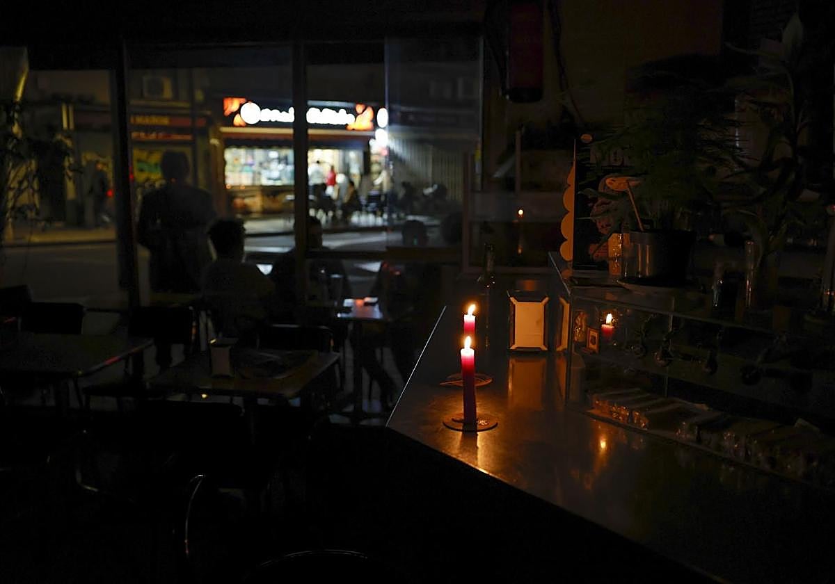 Un bar con velas durante el apagón del pasado 28 de abril.
