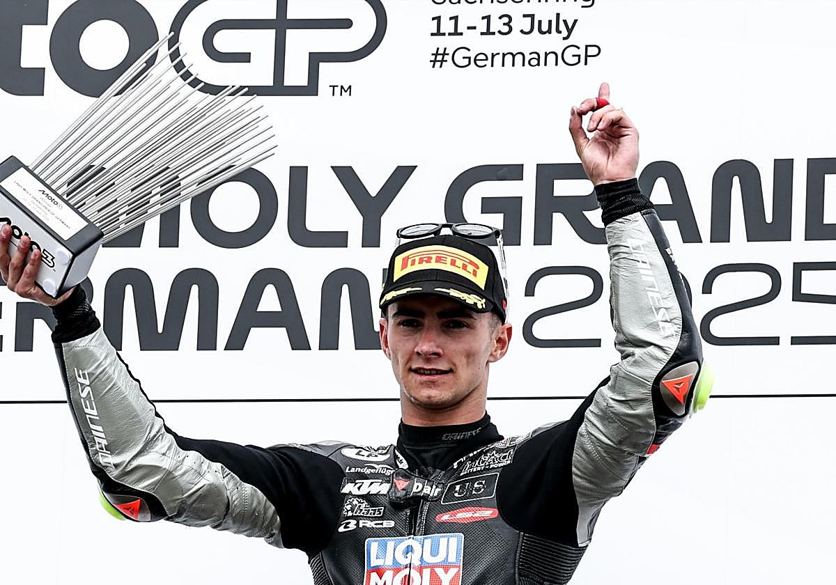 David Muñoz celebra su triunfo en Sachsenring.