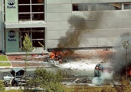 Arriba, restos del coche bomba que los terroristas hicieron estallar al paso de José Mari Korta.
