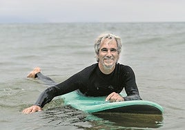 Gorka Yarritu lleva 44 años haciendo surf y es un referente de este deporte.