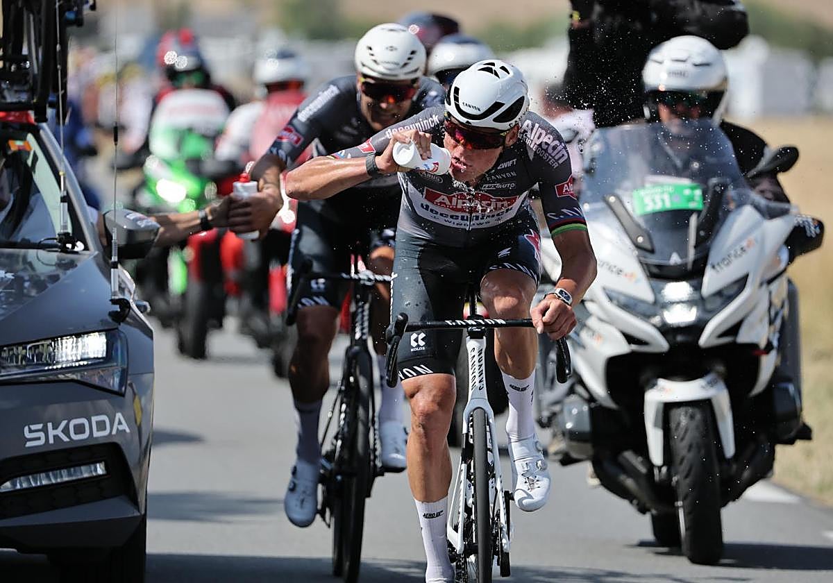 Van der Poel, primero junto a Rickaert y después en solitario, fue el gran protagonista de la etapa.