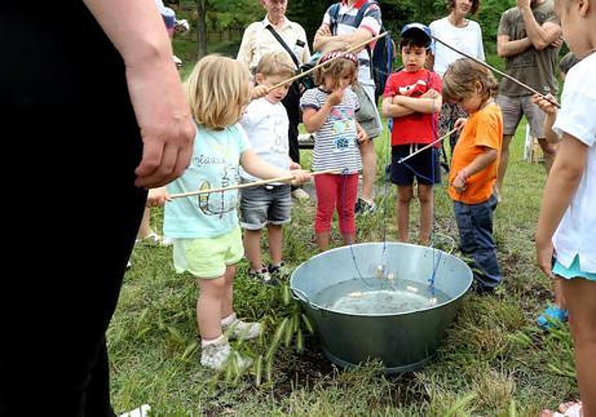 varios niños jugando a pescar