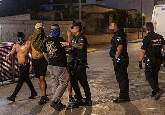 Los agentes de la Policía Local de Torre Pacheco, durante los altercados del sábado por la noche