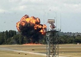 La avioneta tras estrellarse en el aeropuerto de Southend.