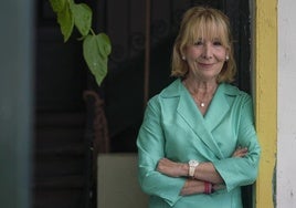 Esperanza Aguirre posa para la entrevista en el patio de su casa en Madrid.