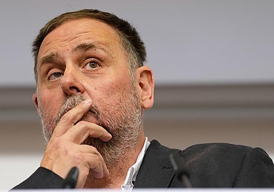 El presidente de ERC, Oriol Junqueras, ofrece una rueda de prensa en la sede del partido en Barcelona, este sábado.