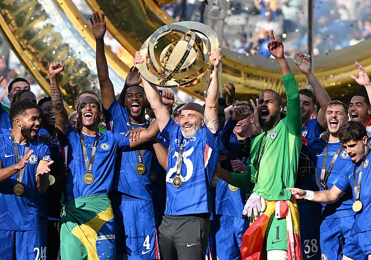 Maresca levanta el trofeo del Mundial de Clubes.