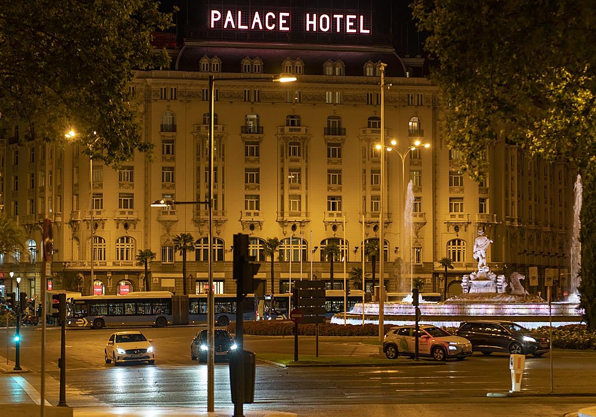 Paseo del Prado a la altura de la fuente Neptuno.
