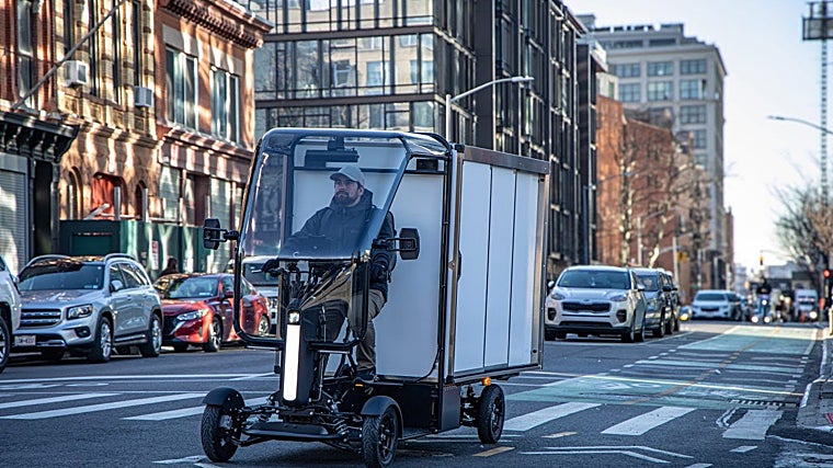 Fastport eQuad seduce con sus líneas depuradas y su tamaño contenido: 3,65 m de largo, 2,10 m de alto y apenas 1,20 m de ancho