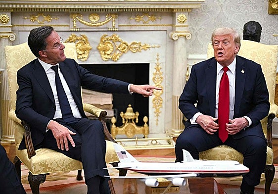 Donald Trump y Mark Rutte en un momento de su entrevista, este lunes, en la Casa Blanca.