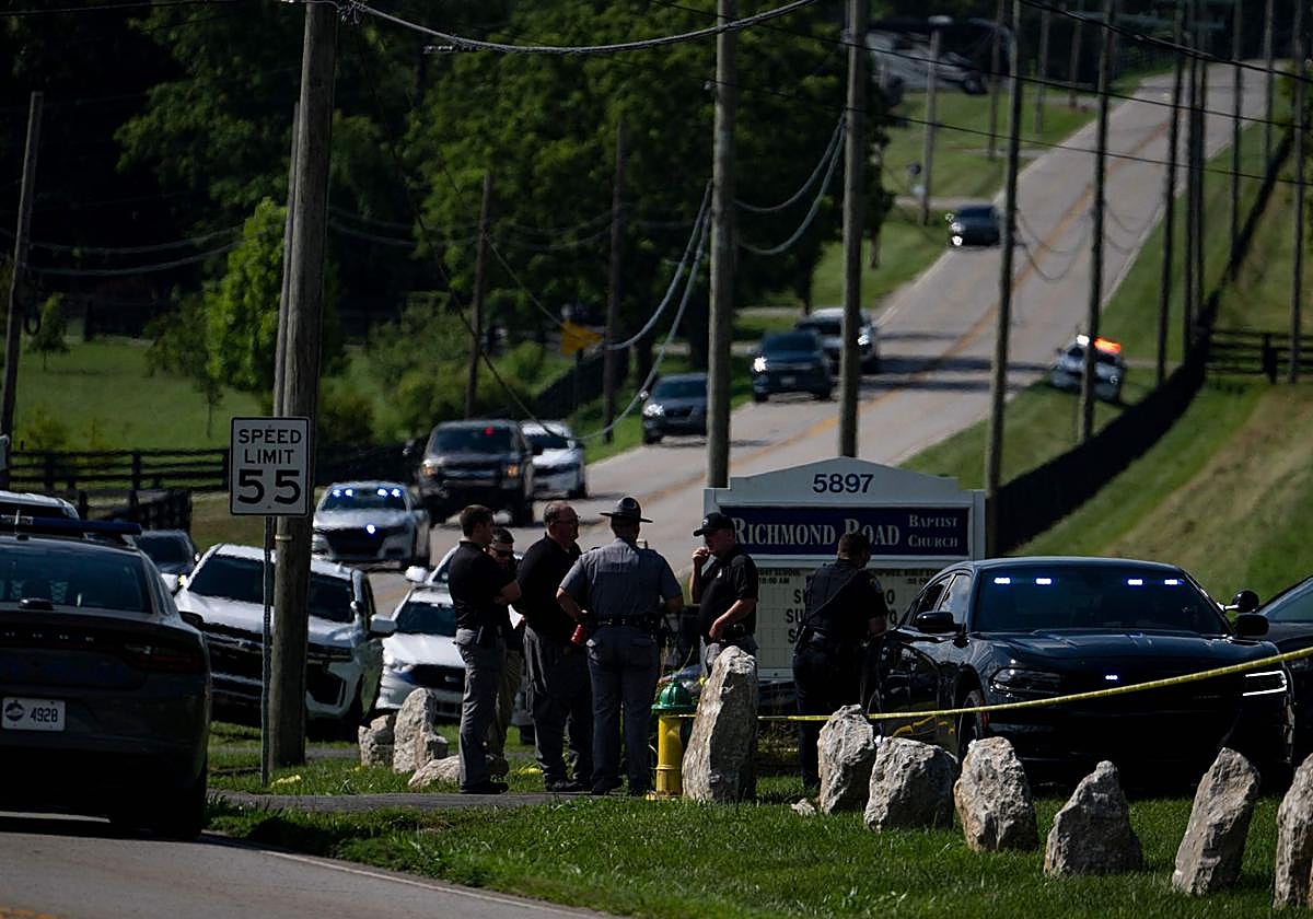 Agentes de la policía, en el exterior de la Iglesia Bautista Richmond Road.