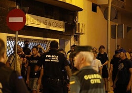 Agentes de la Guardia Civil vigilan las calles de Torre Pacheco.
