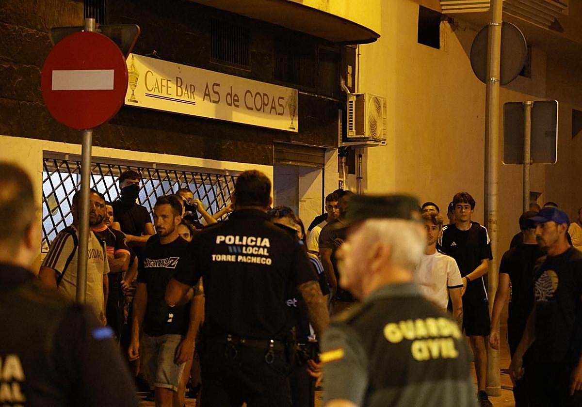 Agentes de la Guardia Civil vigilan las calles de Torre Pacheco.