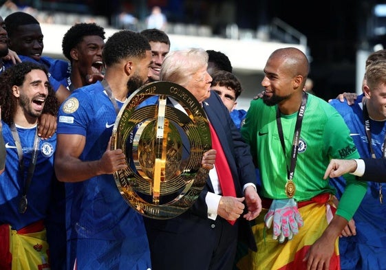El presidente de EE UU, Donald Trump, uno más en la celebración del Chelsea.