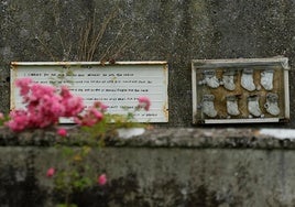 Un monumento en el cementerio de Tuam, donde se descubrieron los cuerpos de 796 bebés en los terrenos de un antiguo orfanato.