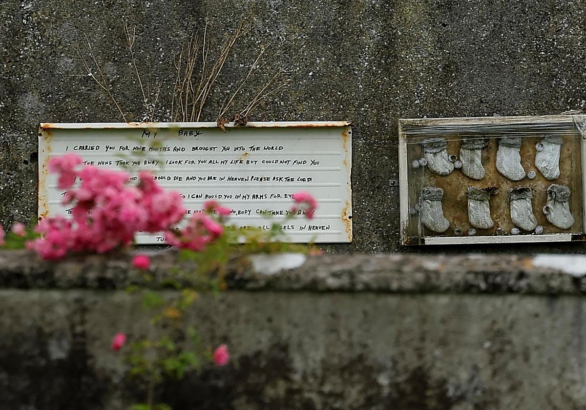 Un monumento en el cementerio de Tuam, donde se descubrieron los cuerpos de 796 bebés en los terrenos de un antiguo orfanato.