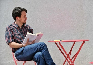 Pablo Iglesias lee un libro