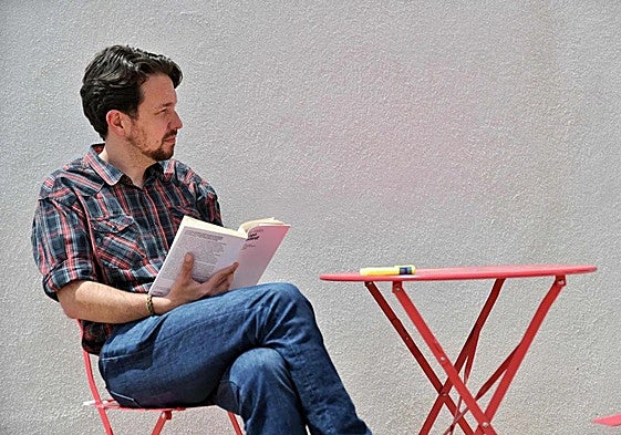 Pablo Iglesias lee un libro.
