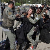Policías israelíes detienen a ultraortodoxos contrarios al servicio militar obligatorio.