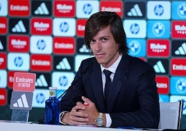 Álvaro Carreras, durante la rueda de prensa posterior a su presentación como nuevo jugador del Real Madrid.