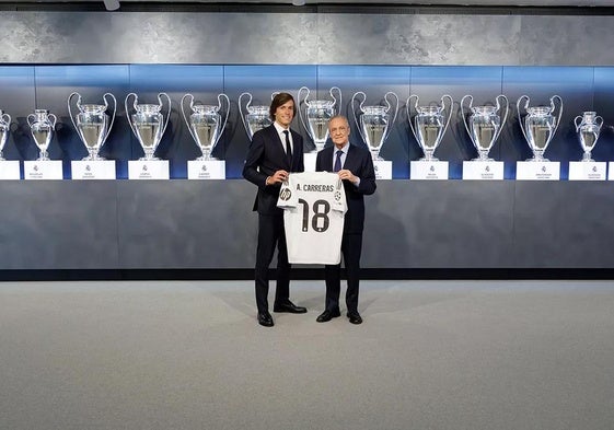 Álvaro Carreras posa con su nueva camiseta junto a Florentino Pérez.