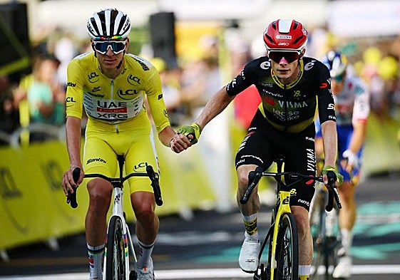 Tadej Pogacar y Jonas Vingegaard, tras cruzar la línea de meta en la décima etapa del Tour.
