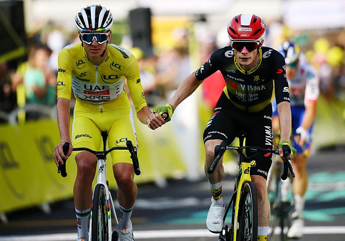 Tadej Pogacar y Jonas Vingegaard, tras cruzar la línea de meta en la décima etapa del Tour.