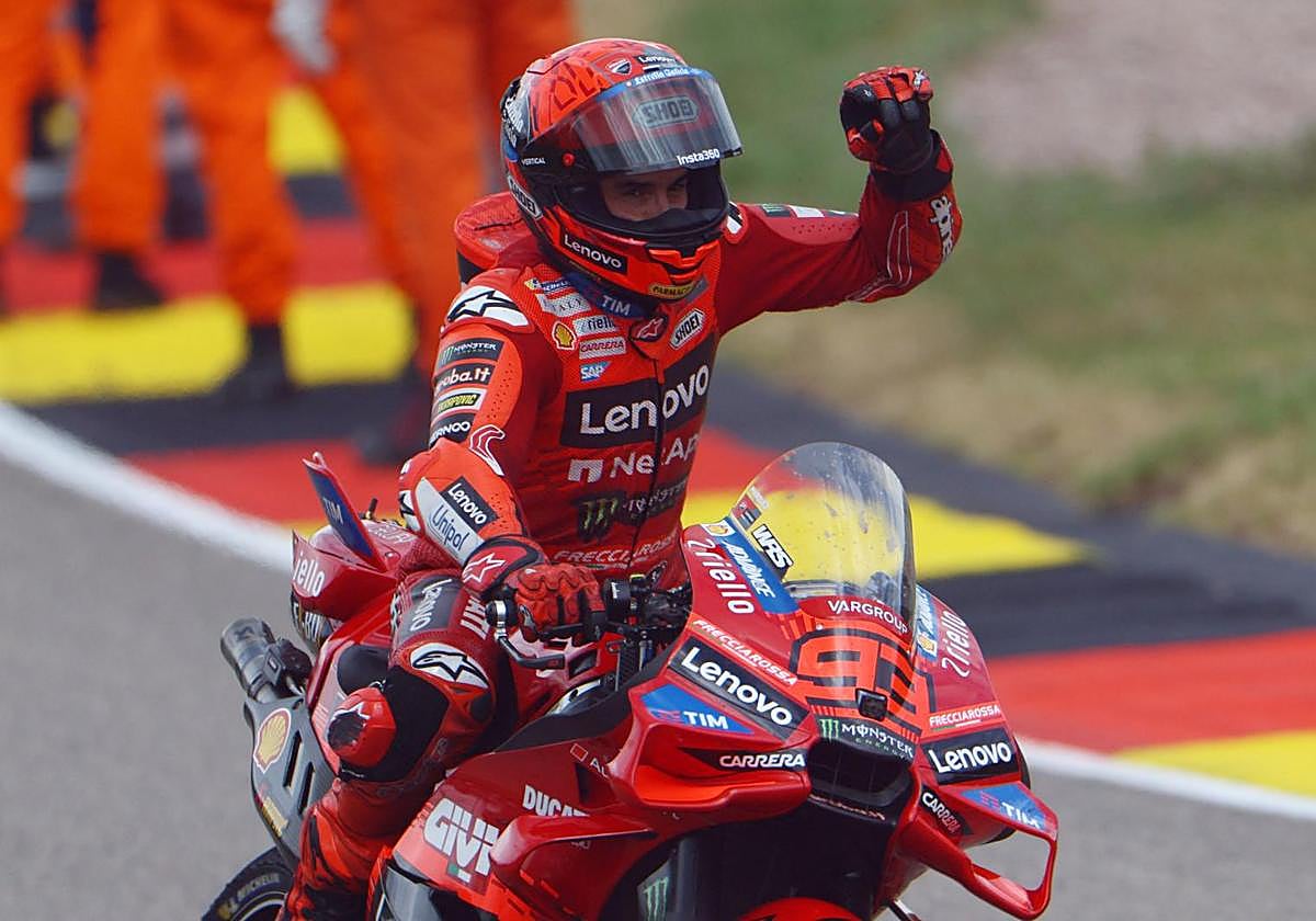 Marc Márquez saluda, victorioso, en Alemania.