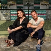 La pareja de hosteleros posa Rita's Paradise, una de las terrazas de moda de la capital.