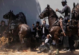 La policía montada carga contra ultraortodoxos en una manifestación.