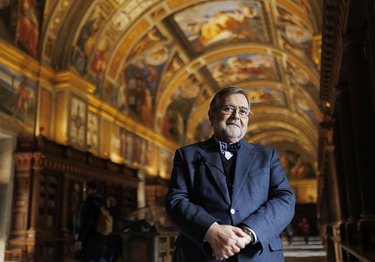 José Calvo Poyato, autor de 'Dueños del Mundo', posa en la biblioteca del Monasterio del Escorial que mandó construir Felipe II.