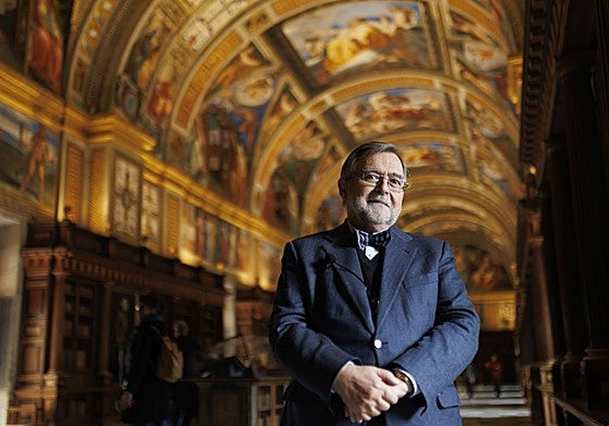 José Calvo Poyato, autor de 'Dueños del Mundo', posa en la biblioteca del Monasterio del Escorial que mandó construir Felipe II.