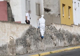 Los agentes, en el lugar de los hechos.