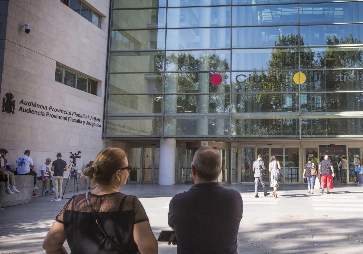 El acusado de violar a su novia de 13 años ha sido juzgado en la Audiencia Provincial de Valencia.
