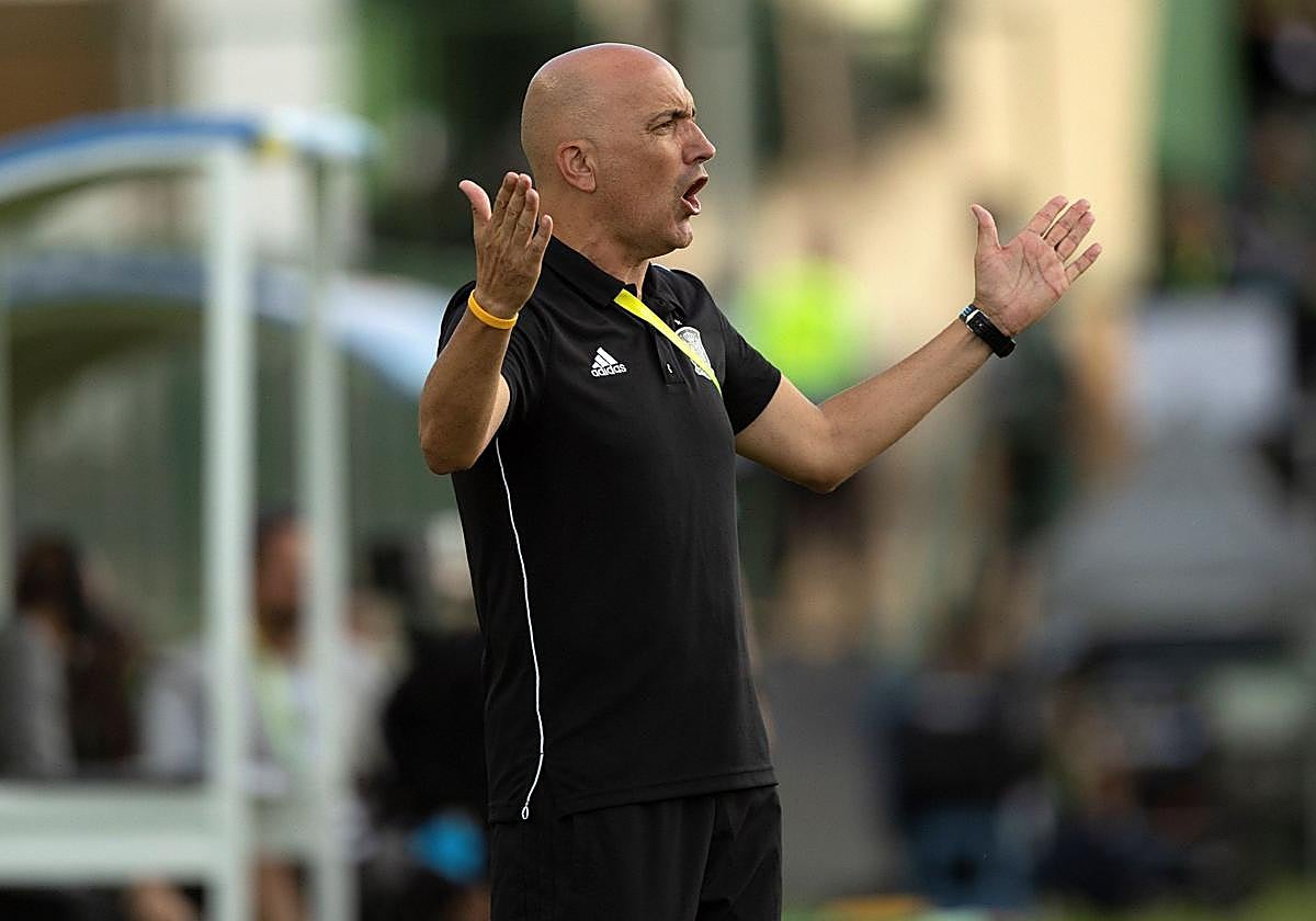 David Gordo, dirigiendo a la selección española sub-17 en el Mundial de la categoría disputado en 2019.