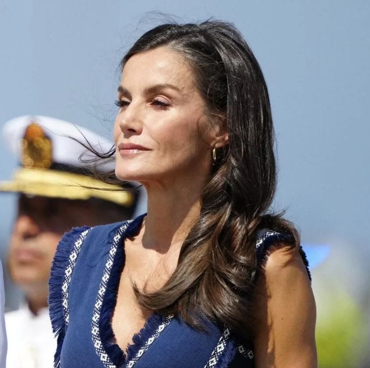 Letizia estrena vestido de Vogana con detalle de volantes que hace tipazo en un día especial para Leonor