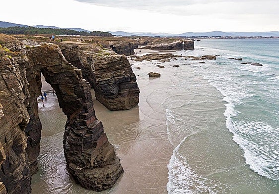 Playa de las catedrales, imponente paisaje de Ribadeo y parada obligada para el turista