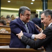 Pedro Sánchez saluda a Aitor Esteban en el Congreso.