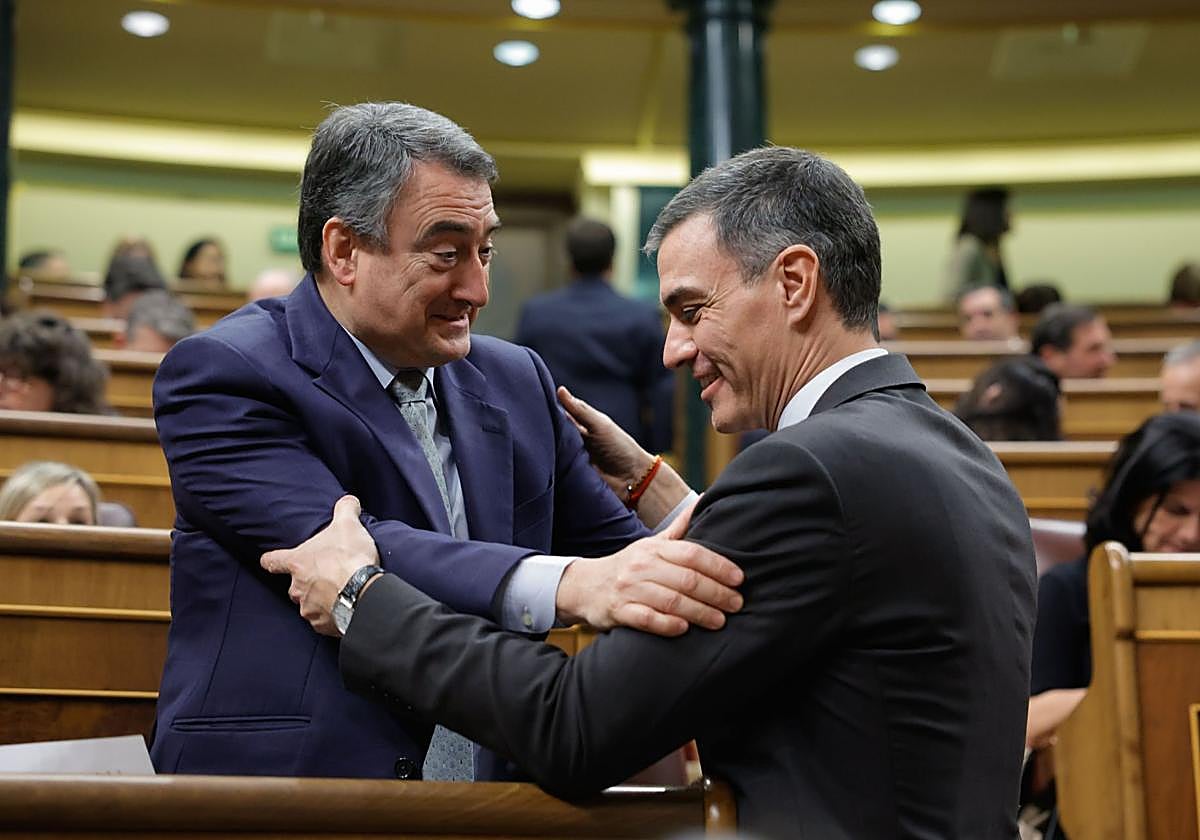 Pedro Sánchez saluda a Aitor Esteban en el Congreso.