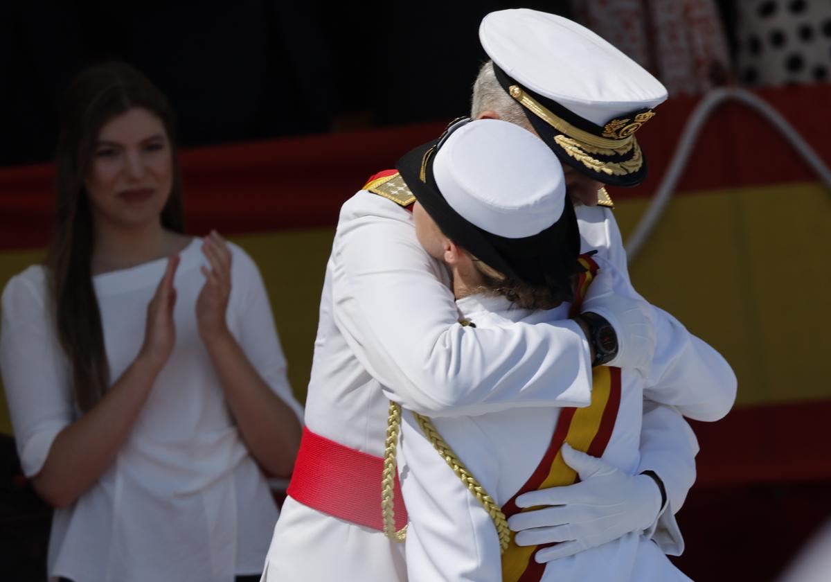 El Rey se funde en un abrazo con su primogénita tras poner fin a su instrucción en la Armada.