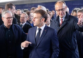 El primer ministro británico, Keir Starmer, el presidente francés, Emmanuel Macron, y el canciller alemán, Friedrich Merz.