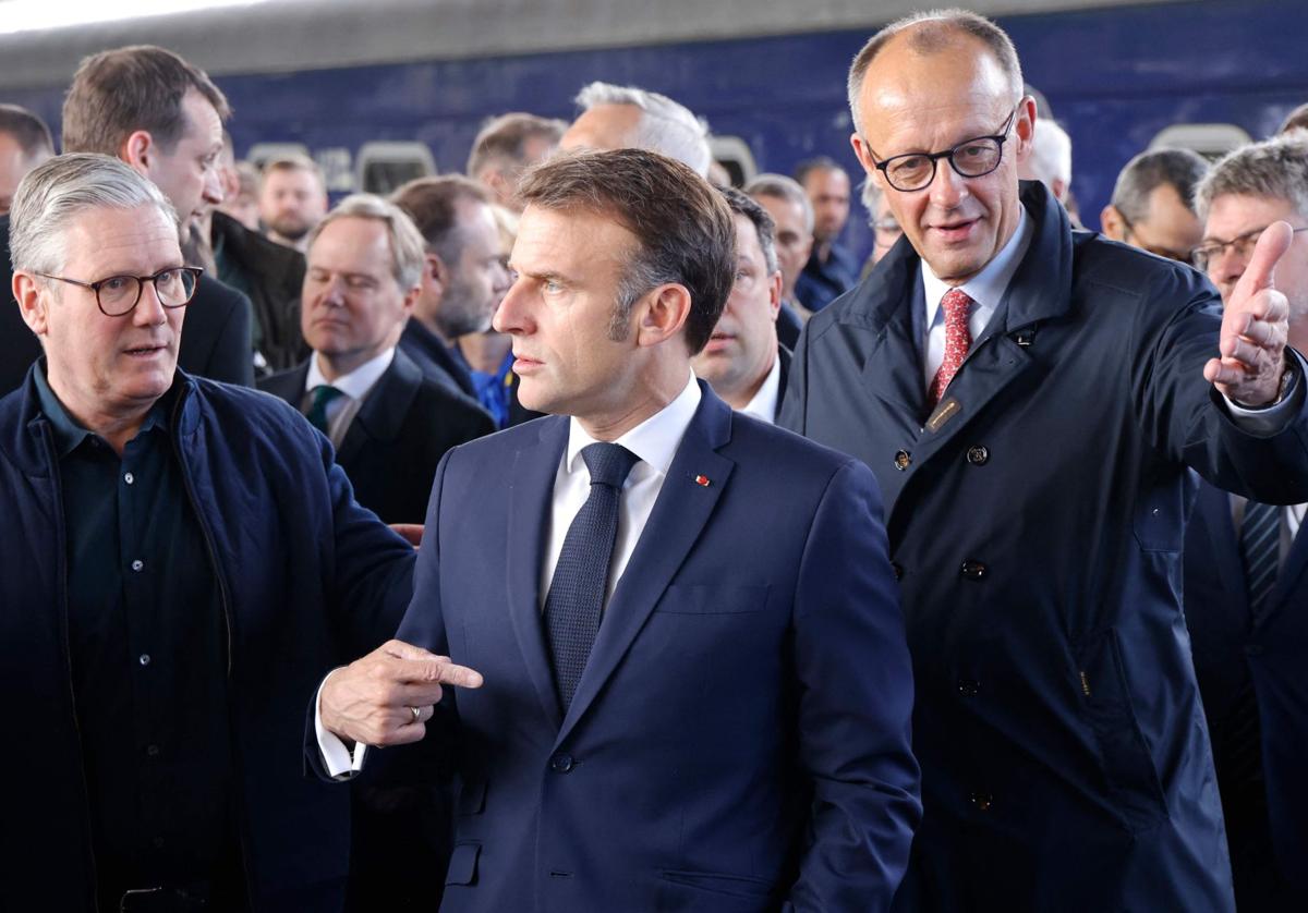 El primer ministro británico, Keir Starmer, el presidente francés, Emmanuel Macron, y el canciller alemán, Friedrich Merz.