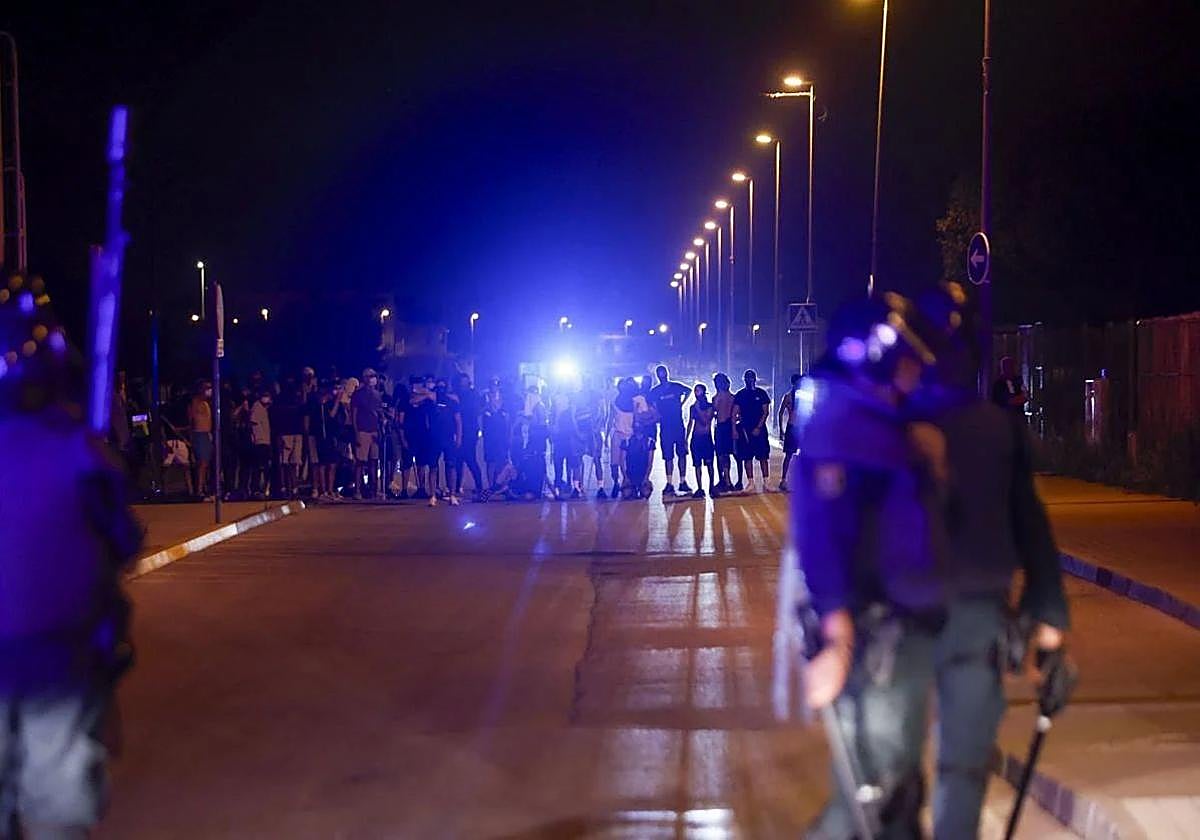 Los antidisturbios, la noche de este lunes, en Torre Pacheco.